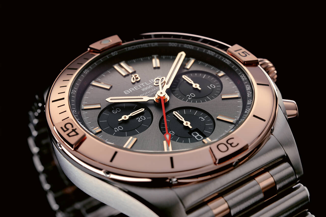 百年靈雙色 Chronomat B01 42 搭配無煙煤色表盤和黑色小表盤，以 18k 紅金表圈、表冠和按鈕為亮點_UB0134101B1U1