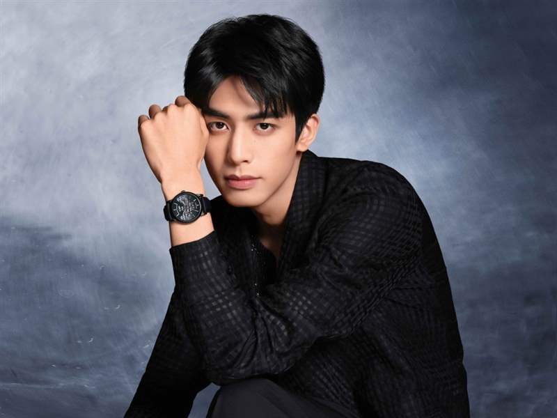 型男宋威龙亲身示范Emporio Armani 2021春夏腕表系列全新上市-复刻表