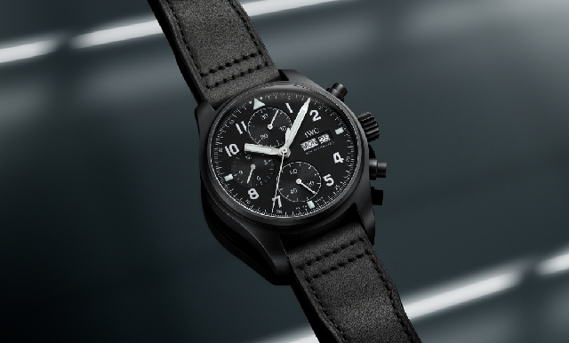 致敬传奇黑陶瓷先驱| IWC 飞行员计时腕表「致敬3705」特别版-复刻表