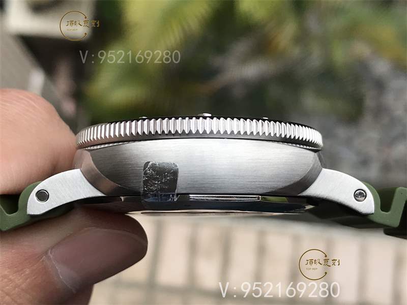 VS厂沛纳海pam1055绿?;旮纯套龉ぴ趺囱?别具一格的军绿色-复刻表