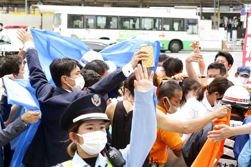 安倍晉三遇刺：圖為日本奈良縣的近鐵大和西大寺站外的地方，日本前首相安倍晉三2022年7月8日在站外進(jìn)行拉票演說(shuō)時(shí)遭人槍擊，后處于心肺停止?fàn)顟B(tài)。 事發(fā)時(shí)，現(xiàn)場(chǎng)約有30人。 圖為案發(fā)后群眾聚集圍觀。 （AP）