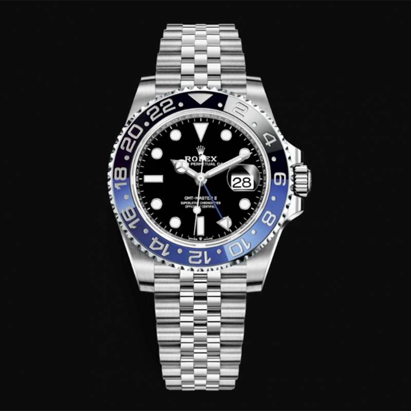 俗称蓝黑圈、BATMAN的Rolex GMT-Master II 116710BLNR是旧版本的款式，用的是三格表带，早已经