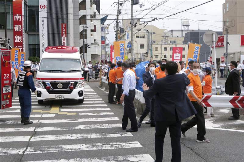 安倍晉三遇刺：圖為日本奈良縣的近鐵大和西大寺站外的地方，日本前首相安倍晉三2022年7月8日在站外進(jìn)行拉票演說(shuō)時(shí)遭人槍擊，后處于心肺停止?fàn)顟B(tài)。 事發(fā)時(shí)，現(xiàn)場(chǎng)約有30人。 圖為案發(fā)后群眾聚集圍觀。 （AP）