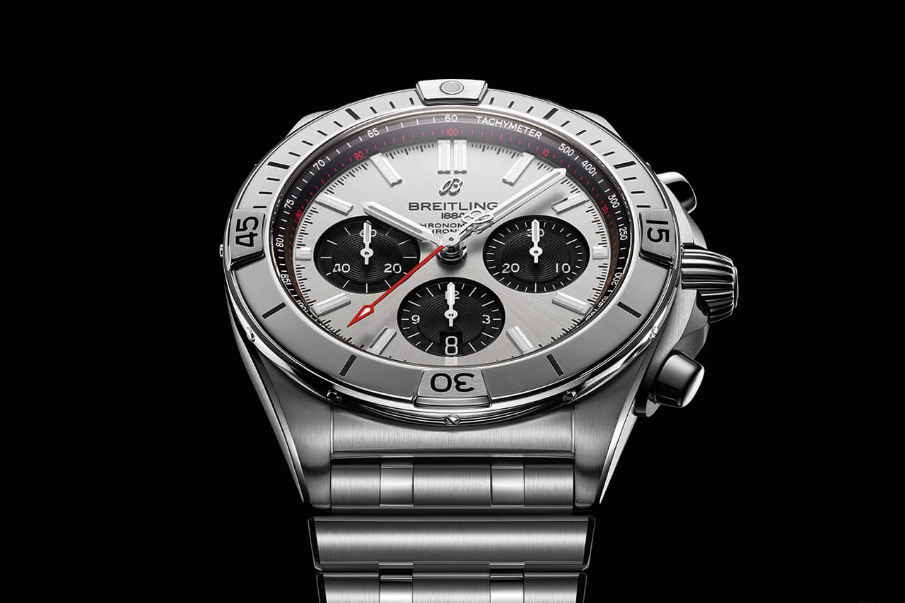 百年靈 Chronomat B01 42，銀色表盤和黑色對比色計時盤