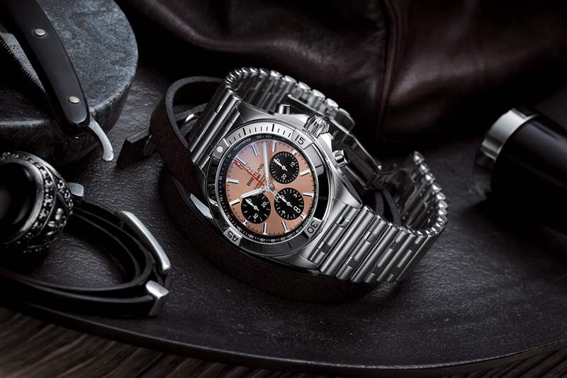 百年靈 Chronomat B01 42，帶有銅色表盤和黑色對比色計時盤