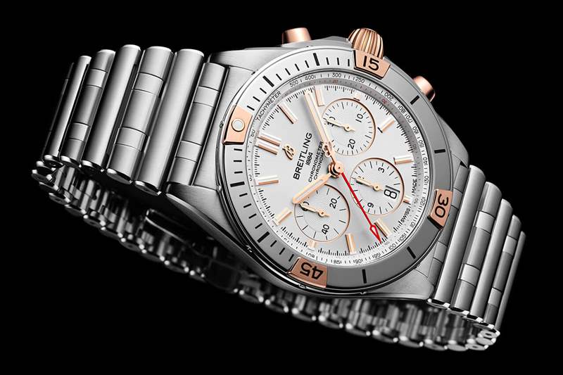 百年靈 Chronomat B01 42 配備銀色表盤、18k 紅金表冠和按鈕以及帶有 18k 紅金騎手標(biāo)簽的表圈