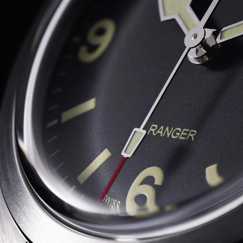 6點鐘位置印上「RANGER」，秒針尖端涂上標志性紅色（圖片來源：Tudor）