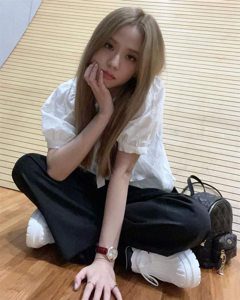 blackpink jisoo私服珠寶手表造型特搜！ cartier 藍(lán)氣球