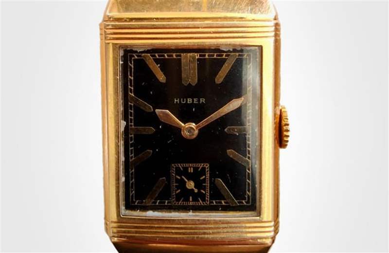 美國(guó)文物拍賣公司「亞歷山大歷史拍賣行」（Alexander Historical Auctions）最近釋出了一件很有意思的拍賣品，那是納粹帝國(guó)獨(dú)裁者希特拉（Adolf Hitler）曾擁有過的一款翻轉(zhuǎn)K金表，由于手表很稀有，加上原主人在歷史上曾扮演的重要角色，因此手表的估價(jià)也是非?？捎^。 （alexautographs）