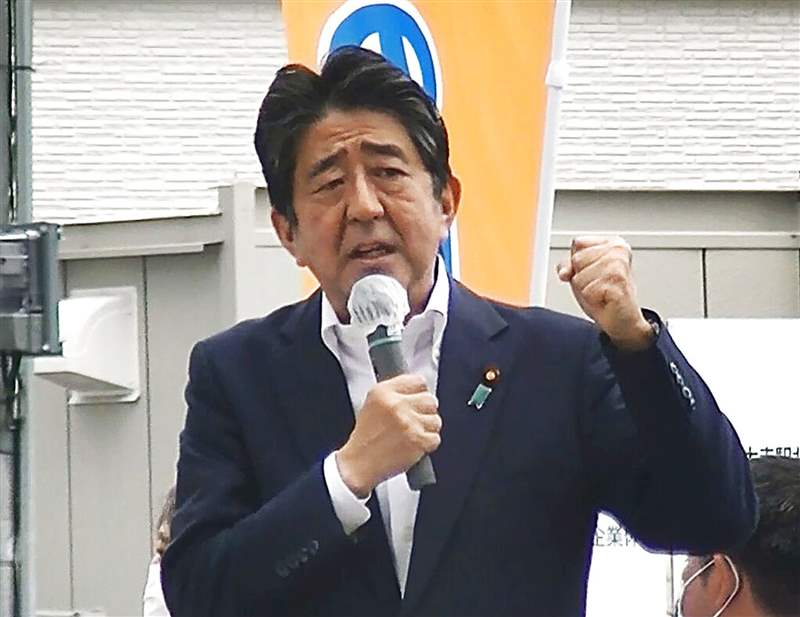 安倍晉三遇刺：日本前首相安倍晉三2022年7月8日早上在日本奈良進(jìn)行競(jìng)選演講時(shí)被人開(kāi)槍射擊，已被送到附近的一家醫(yī)院。 圖為影片截圖，相中的安倍正在進(jìn)行演說(shuō)，但不久后便中槍倒地。 （AP）