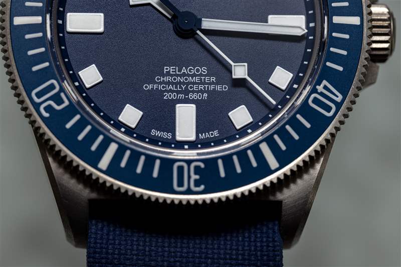 Tudor Pelagos FXD 表盤特寫顯示標(biāo)記和表圈