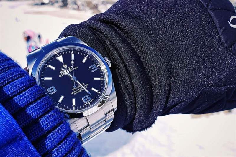而「EXPLORER」一字也從12點(diǎn)移至6點(diǎn)位。 當(dāng)年還有兩項(xiàng)改動(dòng)爭議，其一就是拿走了