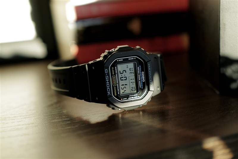 陽光下桌子上的卡西歐 G-Shock。