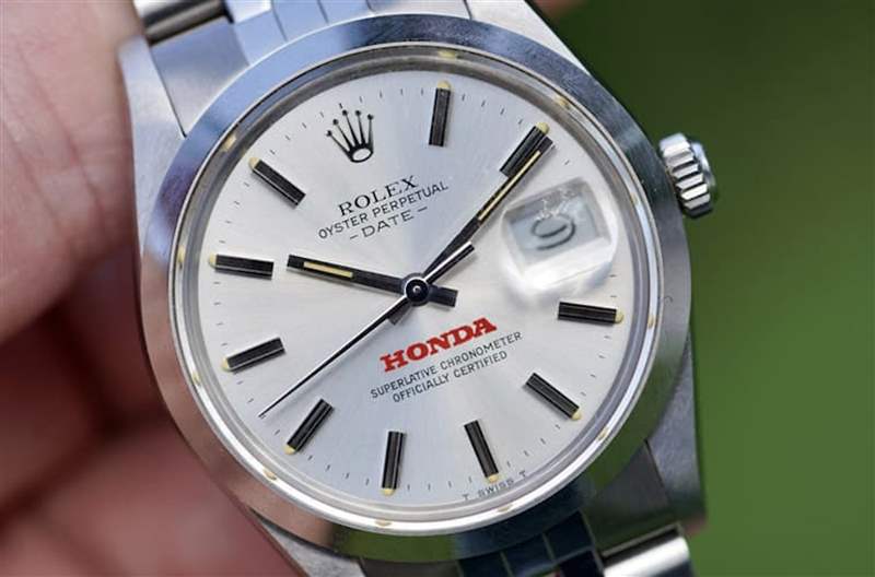 古董表選物店Wind Vintage最近上架一款勞力士Oyster Perpetual Date 15000，面盤印有本田車廠標(biāo)志非常少見。 （Source：Wind Vintage）