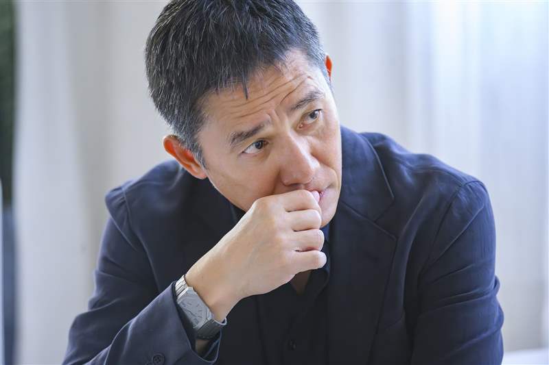 梁朝偉接受訪問時，戴上一枚BVLGARI Octo Finissimo Automatic腕錶（圖片來源：BVLGARI）