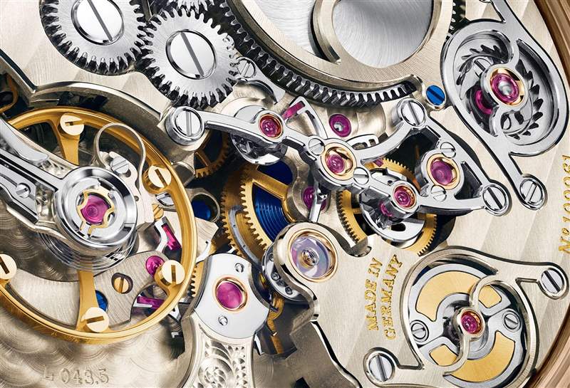 图片来源:A. Lange & S?hne 朗格18K蜂蜜金新作结合跳字显示和十进制三问装置之复杂逸品-复刻表